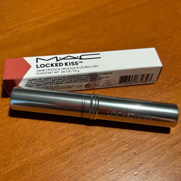 MAC Locked Kiss 24 HR Lipstick - Picture 3 of 16
